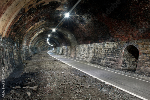 Board z aluminiowym obramowaniem Opuszczony tunel kolejowy