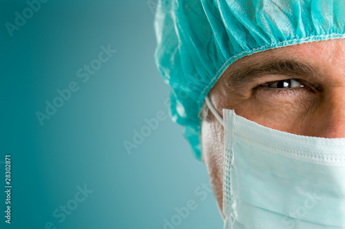 absorbed-surgeon-closeup