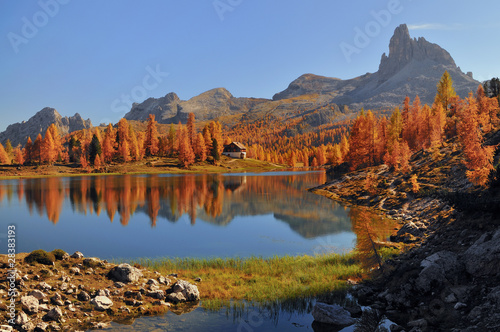 Board z aluminiowym obramowaniem Halny jezioro w jesieni z odbiciem w dolomitach