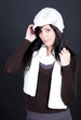 Junge Frau mit Schal und Mütze