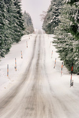 Poster - Straße im Winter Gebirge - road in winter mountains 01