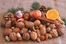 Nüsse, Obst, Anissterne Und Zimtstangen