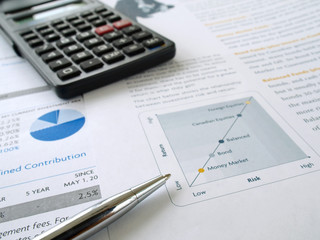 Fototapete - Pen on the investment chart with calculator
