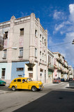 Fototapeta Paryż - Havana street with yellow car