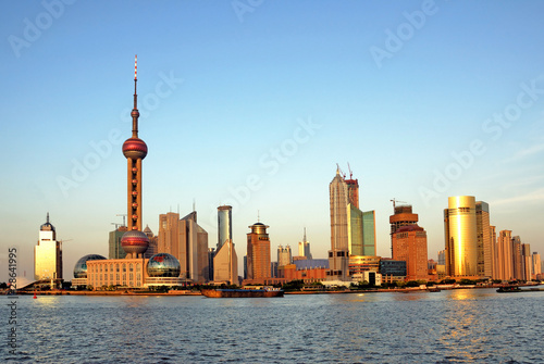 Board z aluminiowym obramowaniem China shanghai rzeki huangpu i pudong skyline o zachodzie słońca.