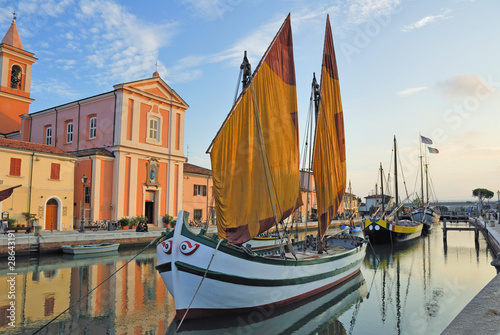Plakat na papierze fotorealistycznym Port cesenatico, zabytkowe żaglówki wędkarskie