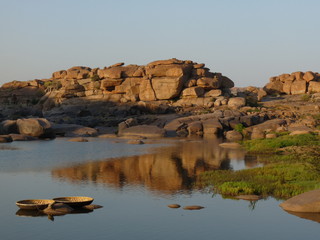 exotische Flußlandschaft mit zwei Booten