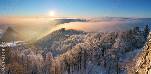 zimowy-zachod-slonca-nad-chmurami-ze-sloncem