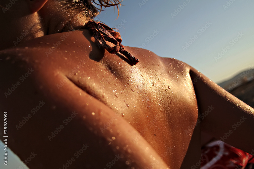 dos de femme sexy bronzé à la plage - obrazy, fototapety, plakaty 
