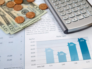 Fototapete - Money and calculator on the home sales chart