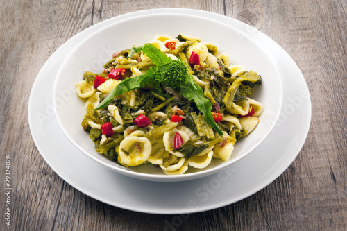 Board z aluminiowym obramowaniem Pugliese orecchiette z wierzchołkami rzepy