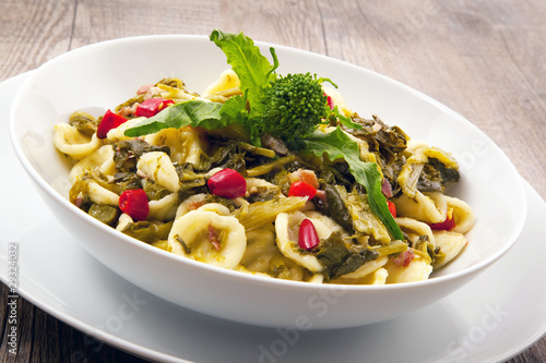 Board z aluminiowym obramowaniem Pugliese orecchiette z wierzchołkami rzepy