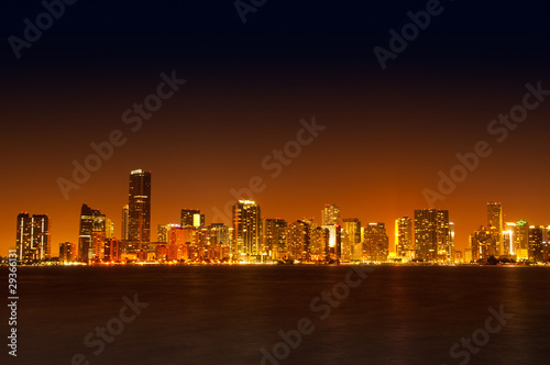 Plakat na papierze fotorealistycznym Panoramę Miami w nocy