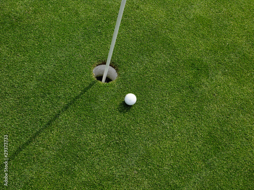 Board z aluminiowym obramowaniem Piłeczka golfowa podczas szturchania