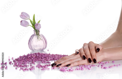 ciemny-mancure-kamienie-spa-i-wazon-bzu-z-tulipanem