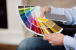 canvas print picture - mann mit farbfächer