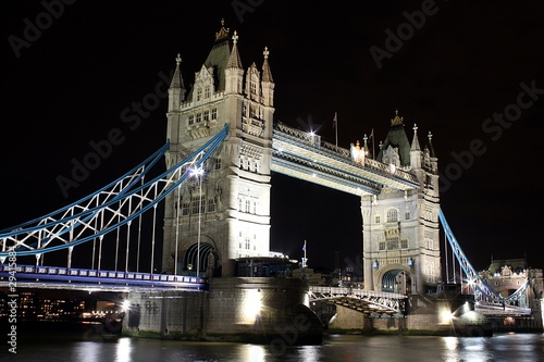 Plakat na papierze fotorealistycznym Tower Bridge w nocy, Londyn