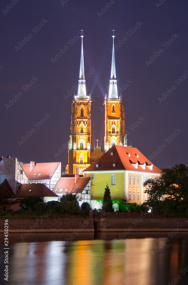oswietlona-wroclawska-katedra-w-nocy