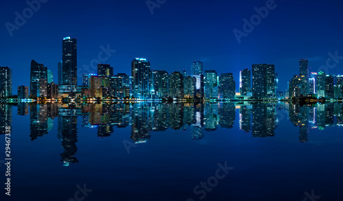 Plakat na papierze fotorealistycznym Miami panoramę nocy panoramę z pięknymi odbiciami