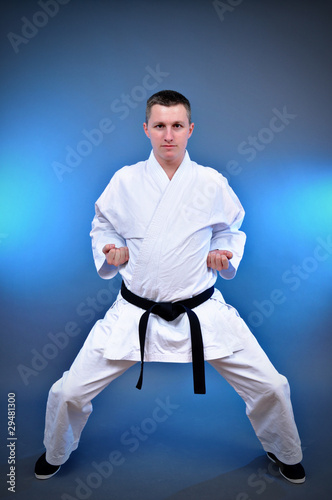 Board z aluminiowym obramowaniem Młody człowiek sportowy karate robi specjalne ćwiczenia