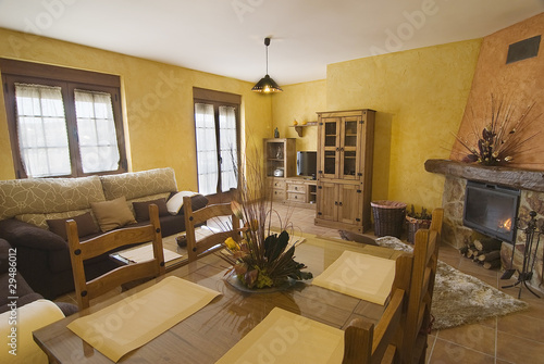 Salón comedor de una casa rural con chimenea. – kaufen Sie dieses ... Salón comedor de una casa rural con chimenea. – kaufen Sie dieses ...
