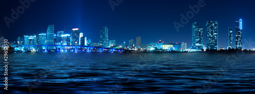 Plakat na papierze fotorealistycznym Miami panoramę nocą z pięknymi odbiciami