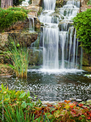wodospad-w-parku-w-londynie-kew-gardens