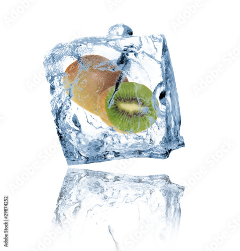 Plakat na papierze fotorealistycznym Kiwi w kostce lodu