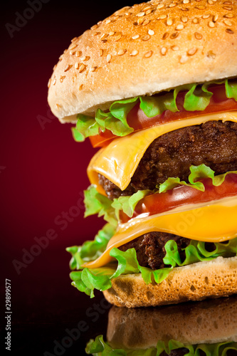 Board z aluminiowym obramowaniem Smaczny i apetyczny hamburger na ciemno czerwonym