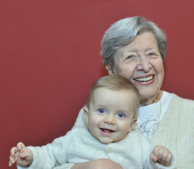 Oma & Enkel vor rotem Hintergrund 2