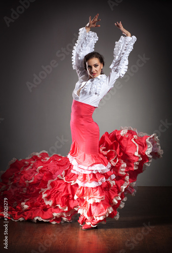 Obraz na płótnie canvas Tancerka flamenco w pięknej sukni