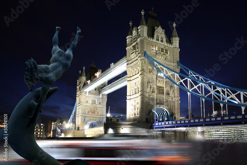 Plakat na papierze fotorealistycznym Tower Bridge w nocy w Londynie, Wielka Brytania