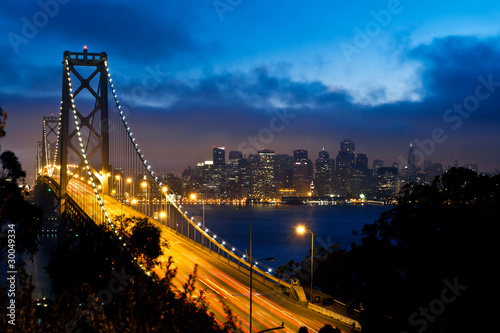 Board z aluminiowym obramowaniem Bay bridge i widok na miasto san francisco