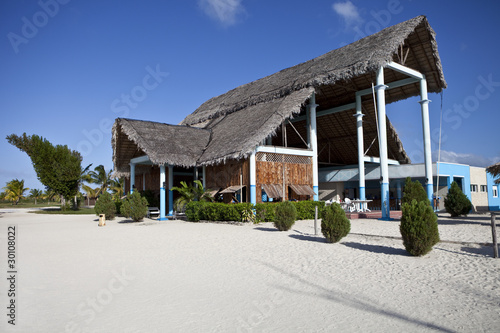 Obraz na płótnie canvas trzyczęściowy "tryptyk" Restauracja przy plaży w ośrodku all inclusive na Kubie