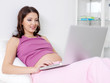 © Valua Vitaly - Pregnant woman with laptop