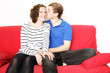 Paar auf dem roten Sofa