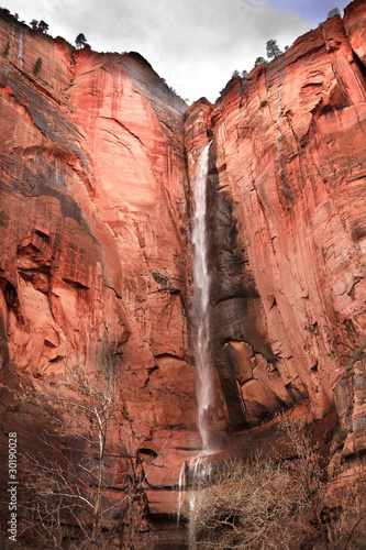 swiatynia-sinawava-wodospad-red-rock-wall-zion-canyon-utahl