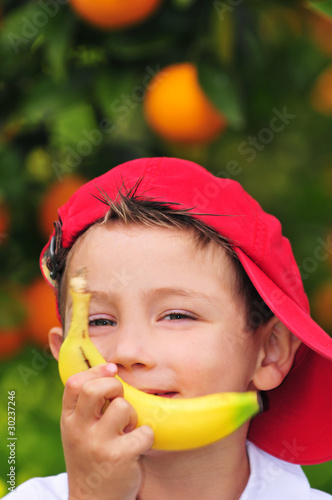 Kind mit Banane