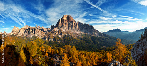 ladny-widok-panoramiczny-wloskich-dolomities