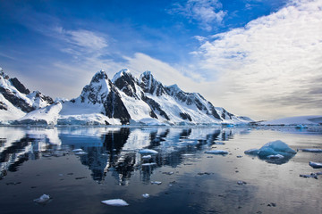 Wall Mural - snow-capped mountains in antarctica
