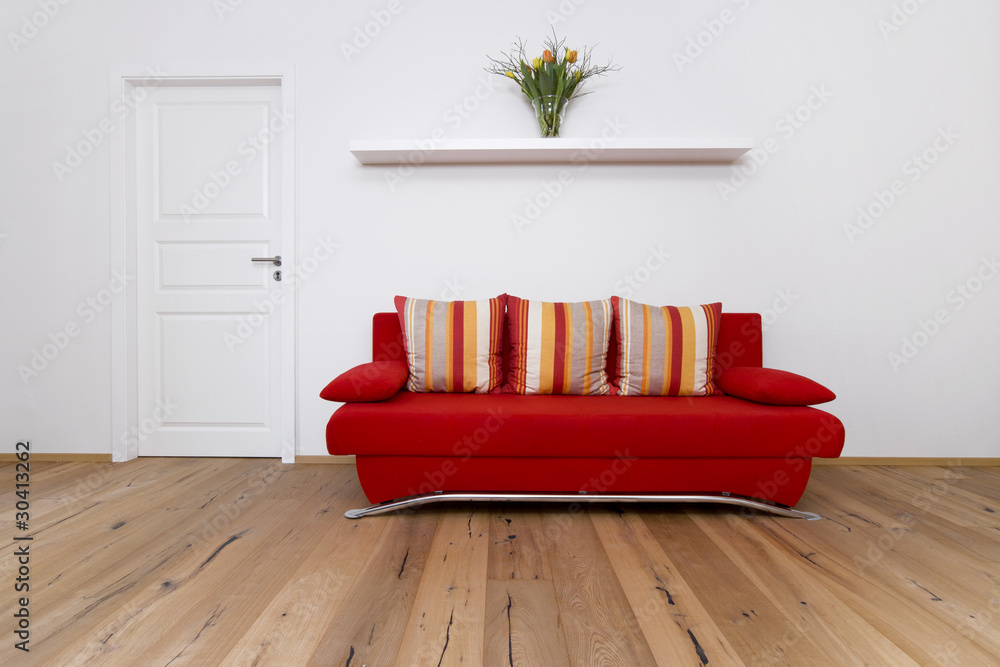 Rote Couch Mit Bunten Kissen Stock Gamesageddon