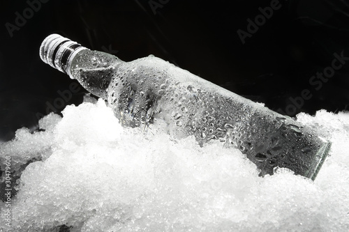 Nowoczesny obraz na płótnie Close up view of the bottle in ice