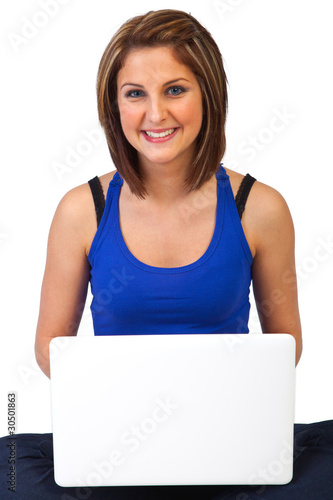jeune femme assise par terre avec un ordianteur portable Stock Photo