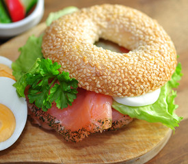 Wall Mural - Bagel mit Lachs und Ei