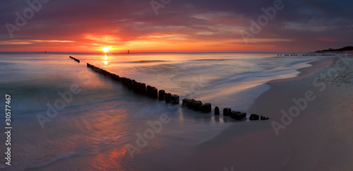 Naklejka na szybę Beautiful sunrise at baltic beach