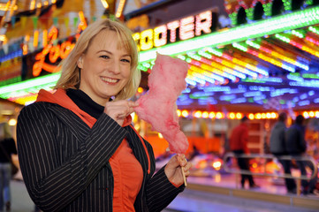 Junge Frau auf Kirmes