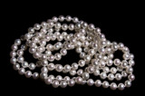 Fototapeta Łazienka - Pearl beads on a black background