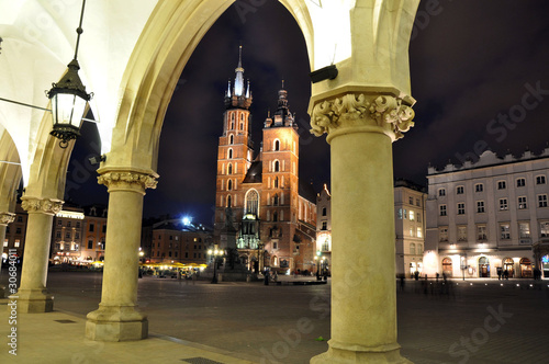 Board z aluminiowym obramowaniem Rynek główny noca