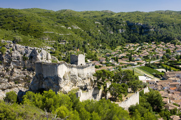 Fototapete - castle and town of Boulbon, Provence, France