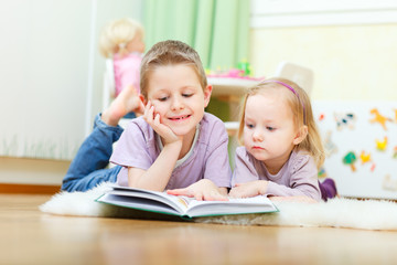 Sticker - Brother and sister reading